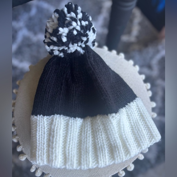 MICHAEL KORS Black and White Pom-Pom Toboggan Hat Beanie Skull Cap Winter Wear - Picture 3 of 5